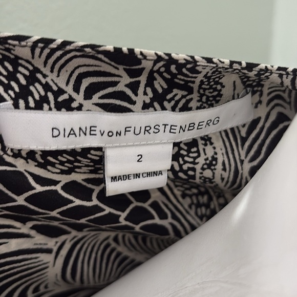 Diane Von Furstenberg Animal Print Long Sleeve Silk Top Blouse size 2 - Picture 7 of 9